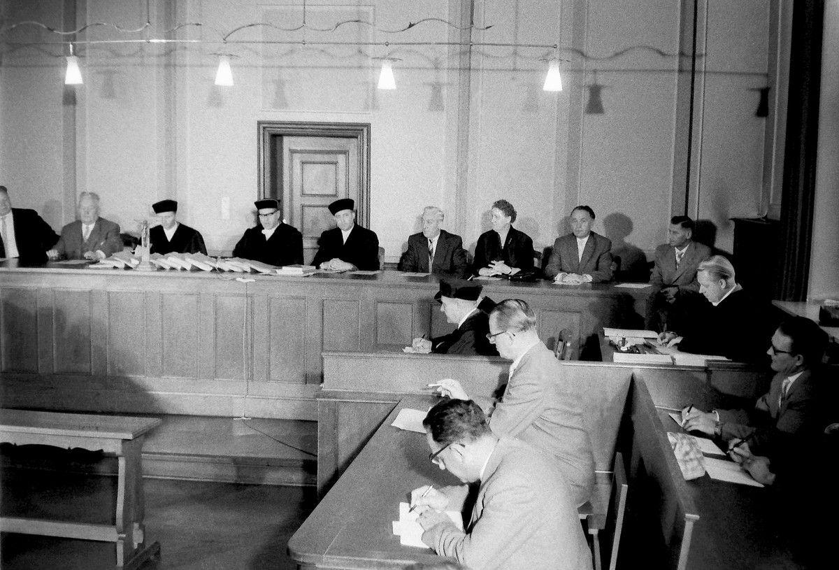 schwarzweiß Foto einer Gerichtsszene aus dem Landgericht Hagen aus dem Jahr 1959 schwarzweiß Foto einer Gerichtsszene aus dem Landgericht Hagen aus dem Jahr 1959