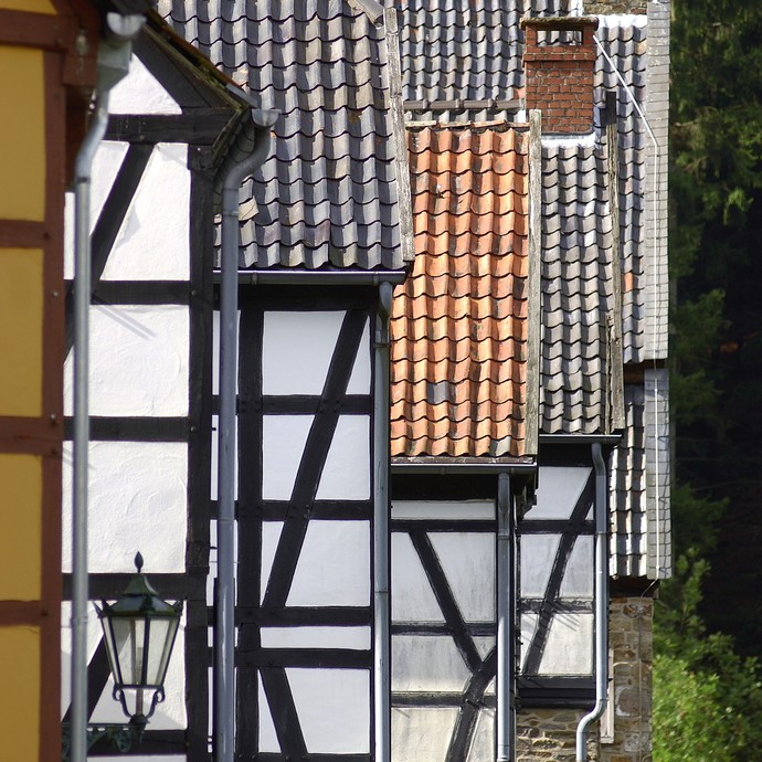 Eine Häuserzeile alter Fachwerkhäuser (vergrößerte Bildansicht wird geöffnet)
