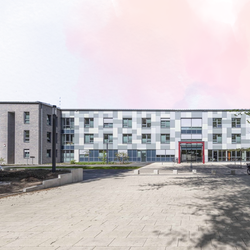 Grau-weißes Gebäude mit rotem Eingang, LWL-Klinik in Münster