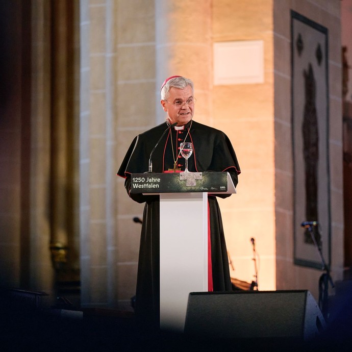 S. E. Dr. Udo Bentz, Erzbischof von Paderborn, während seiner Rede im Hohen Dom zu Paderborn. (vergrößerte Bildansicht wird geöffnet)