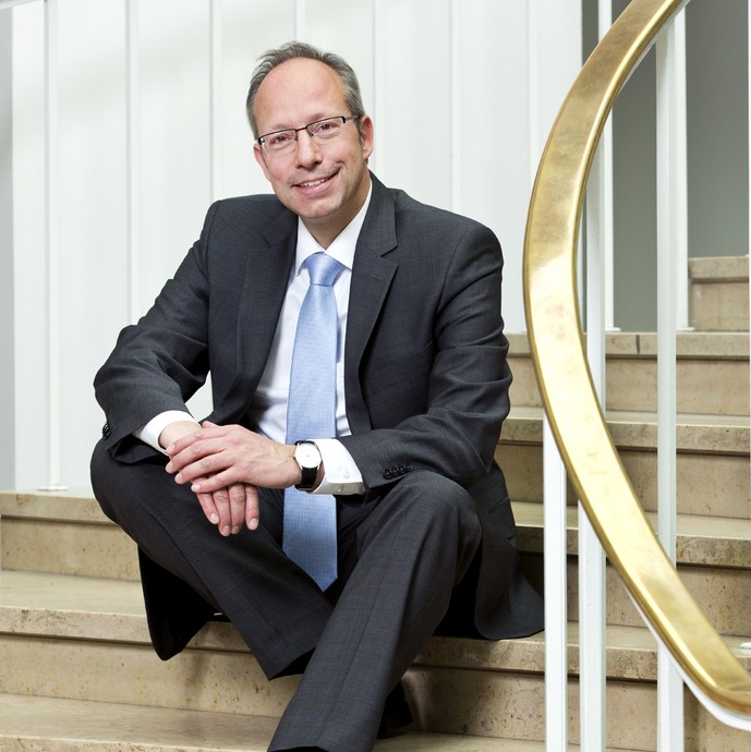 Foto vom LWL-Direktor Matthias Löb, sitzend auf einer Treppe (öffnet vergrößerte Bildansicht)