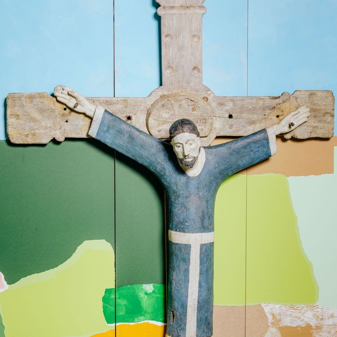 Das farbig gefasste Triumphkreuz aus Eggeringhausen, hier vor der stilisierten Landschaft Westfalens. (vergrößerte Bildansicht wird geöffnet)