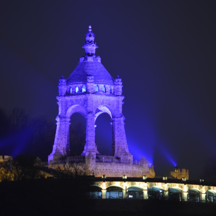 Kaiser-Wilhelm-Denkmal an der Porta Westfalica, in den Landesfarben der Ukraine beleuchtet