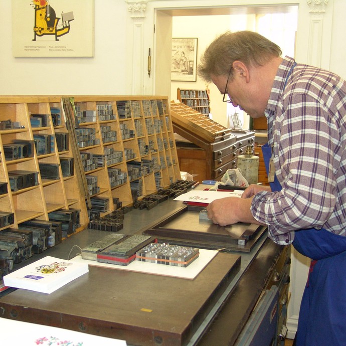 Ein Mann bei der Arbeit in der Druckerei (vergrößerte Bildansicht wird geöffnet)