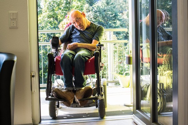 Wolfgang Pohl auf seinem Balkon. (Bild: LWL/Steffen)