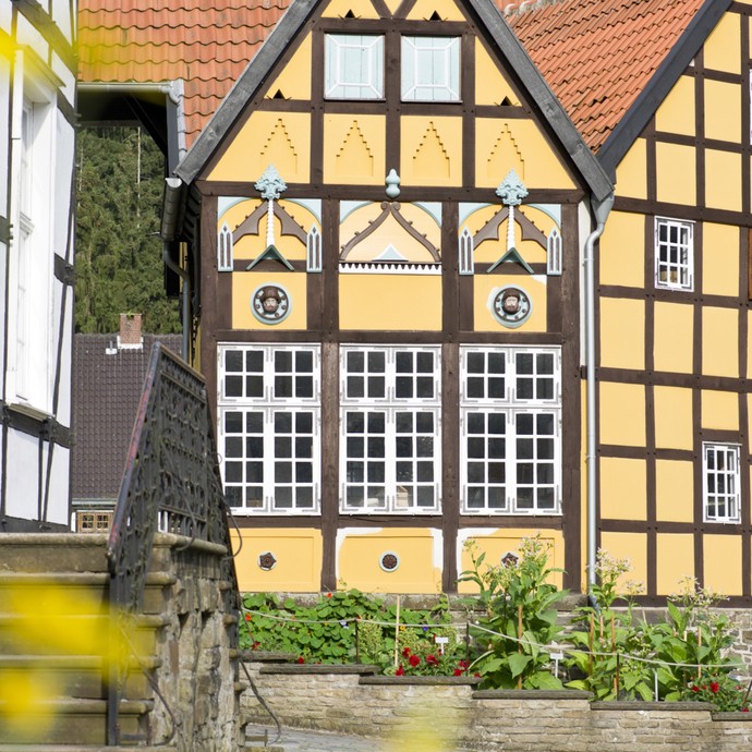 Altes Fachwerkhaus mit Treppe im Vordergrund (vergrößerte Bildansicht wird geöffnet)