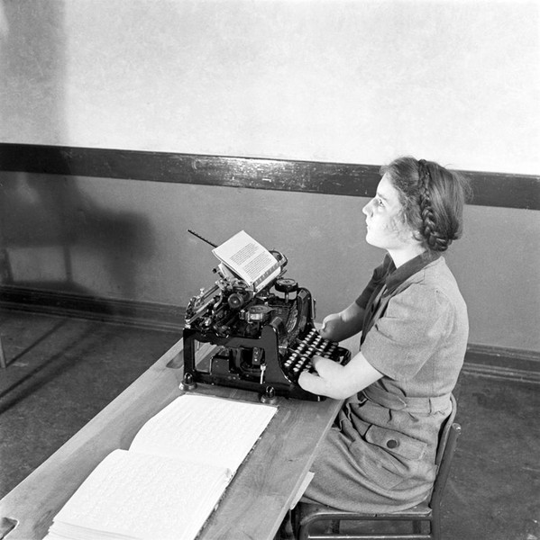 Eine Kriegsversehrte erlernt das Arbeiten mit einer Schreibmaschine