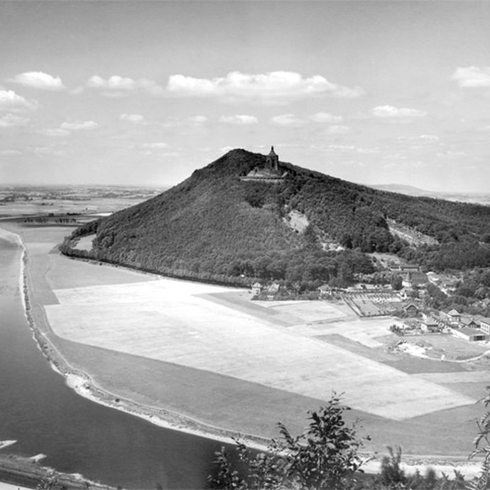 Porta Westfalica: Kaiser-Wilhelm-Denkmal auf dem Jakobsberg. Foto: LWL/ Kommunalarchiv Minden | Nachlass Pape Porta Westfalica: Kaiser-Wilhelm-Denkmal auf dem Jakobsberg. Foto: LWL/ Kommunalarchiv Minden | Nachlass Pape (öffnet vergrößerte Bildansicht)