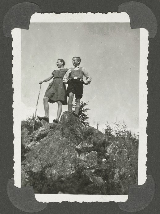 Renate mit Wanderstock neben Wolfgang auf einem Felsen (vergrößerte Bildansicht wird geöffnet)