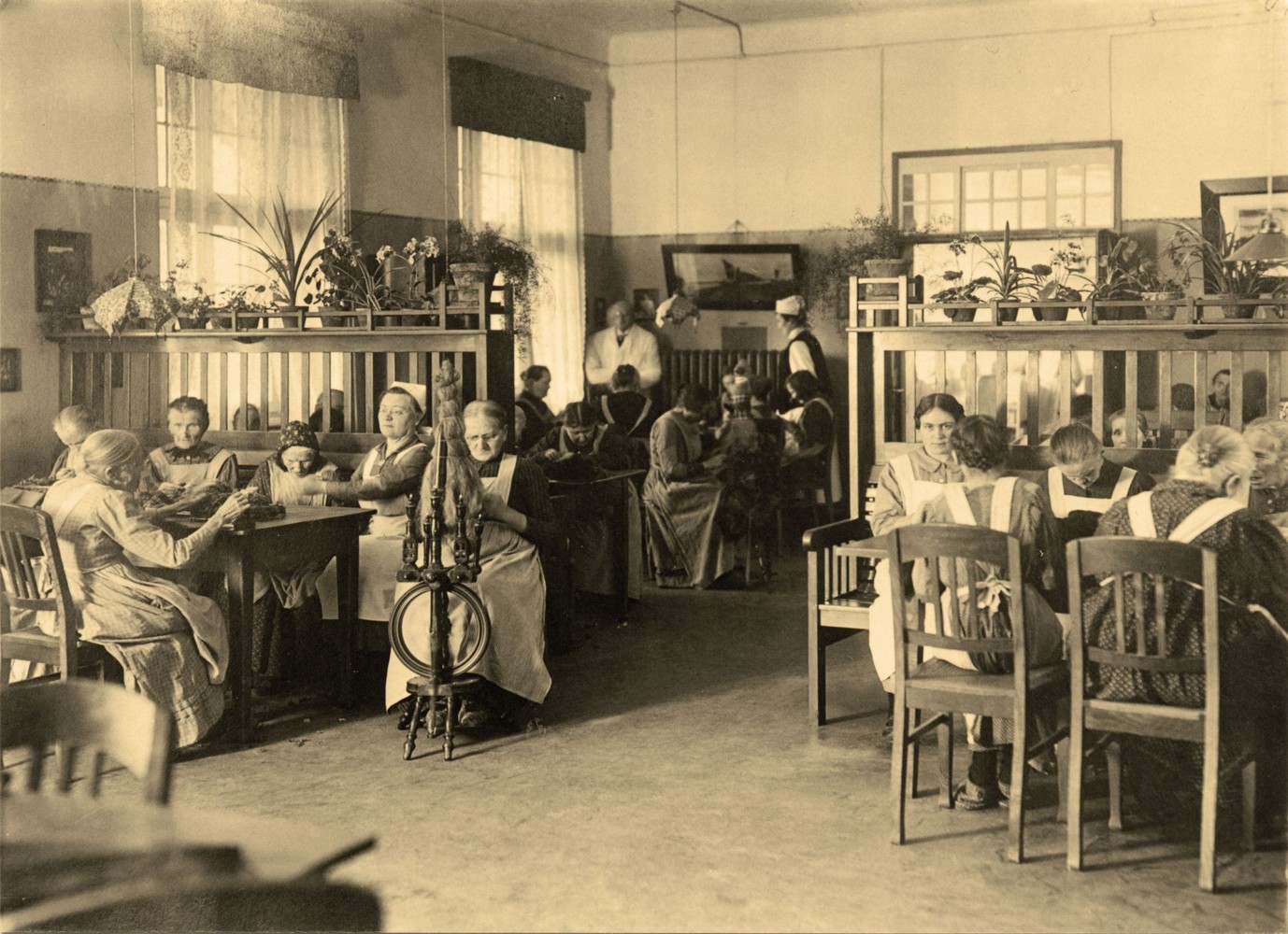 Gemeinschaftsraum, in dem Frauen allen Alters Handerbeiten erledigen, um 1919