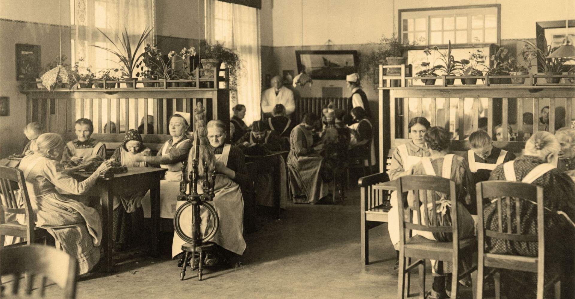Gemeinschaftsraum, in dem Frauen allen Alters Handerbeiten erledigen, um 1919