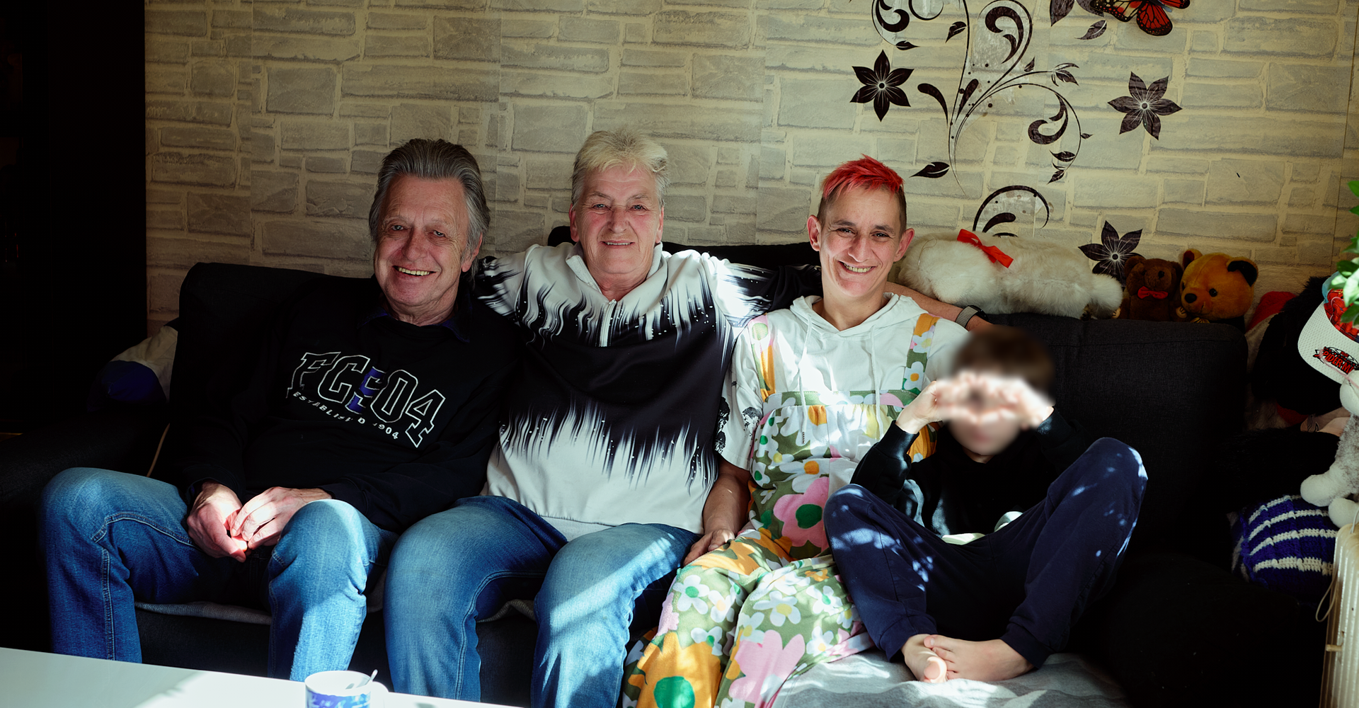 Die Gastfamilie, Nadine Noack und ihr Sohn sitzen gemeinsam auf dem Sofa