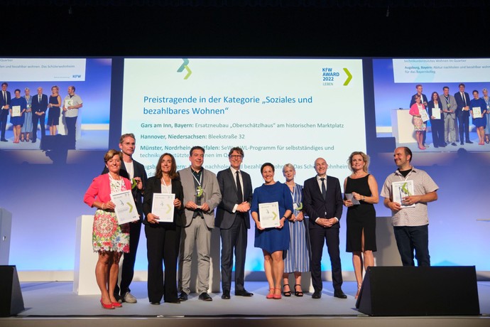 SeWo-Projektleiterin Bianca Rodekohr (Mitte) nahm den KfW Award in der Kategorie "Soziales und bezahlbares Wohnen" in Berlin in Empfang.