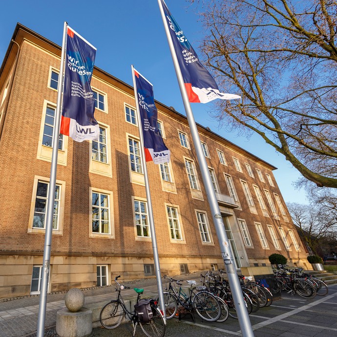 LWL-Landeshaus in Münster mit drei Flaggen davor. (vergrößerte Bildansicht wird geöffnet)