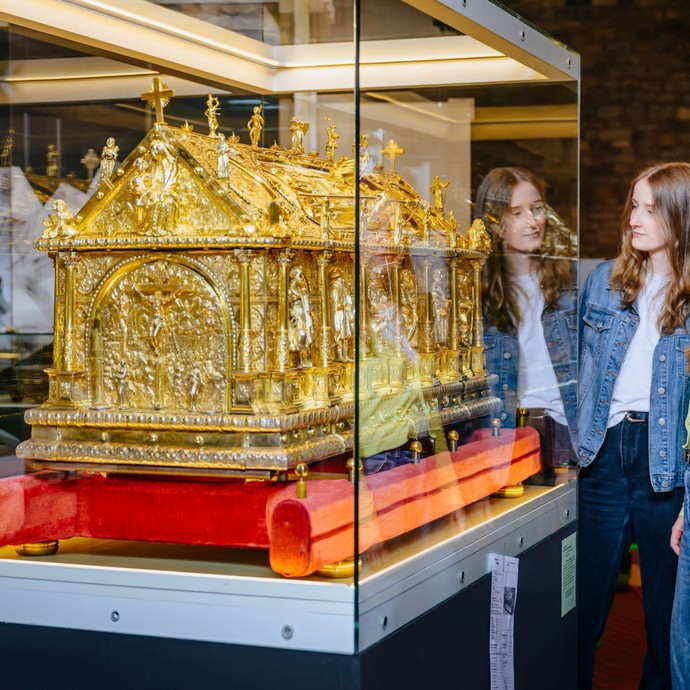 Der vergoldete Silberschrein des heiligen Liborius, des Paderborner Dom- und Bistumspatrons, nimmt auch in der Ausstellung einen bevorzugten Platz ein (vergrößerte Bildansicht wird geöffnet)